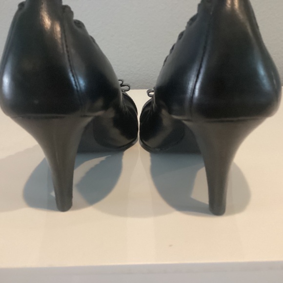 Tory Burch Romy Patent Cap Toe Bow Logo Heels Black Ruffle Size 7.5 M - Picture 5 of 12